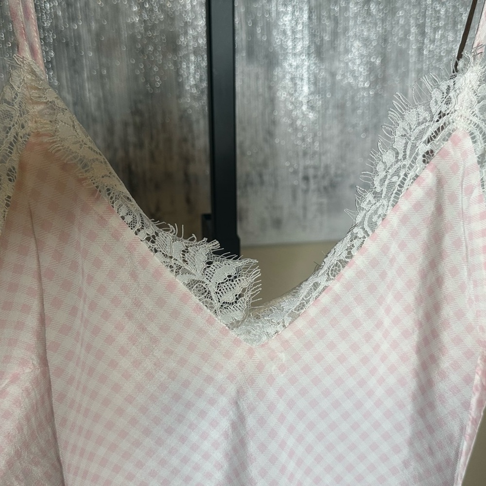 Elegant Pink Checkered Chemise with Lace Trim - Picture 3 of 4